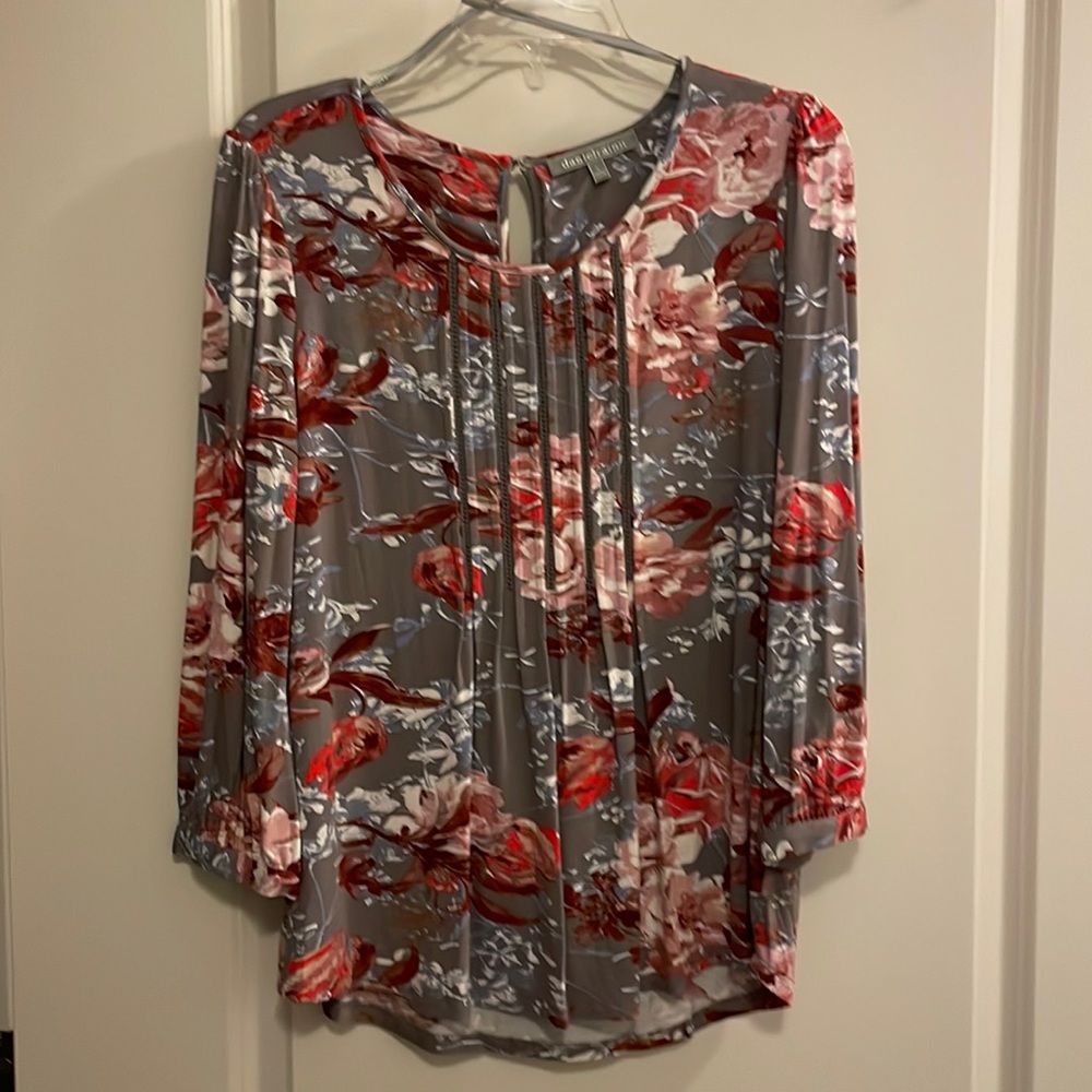 Women’s Daniel Rainn Size Small Pleated Knit Top